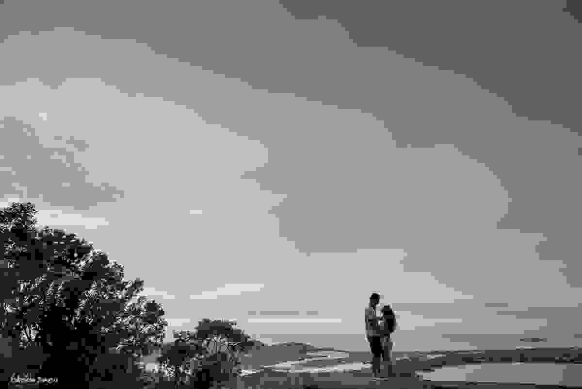 morro da lagoa ao amanhecer casal quase se beija em ensaio pre-wedding