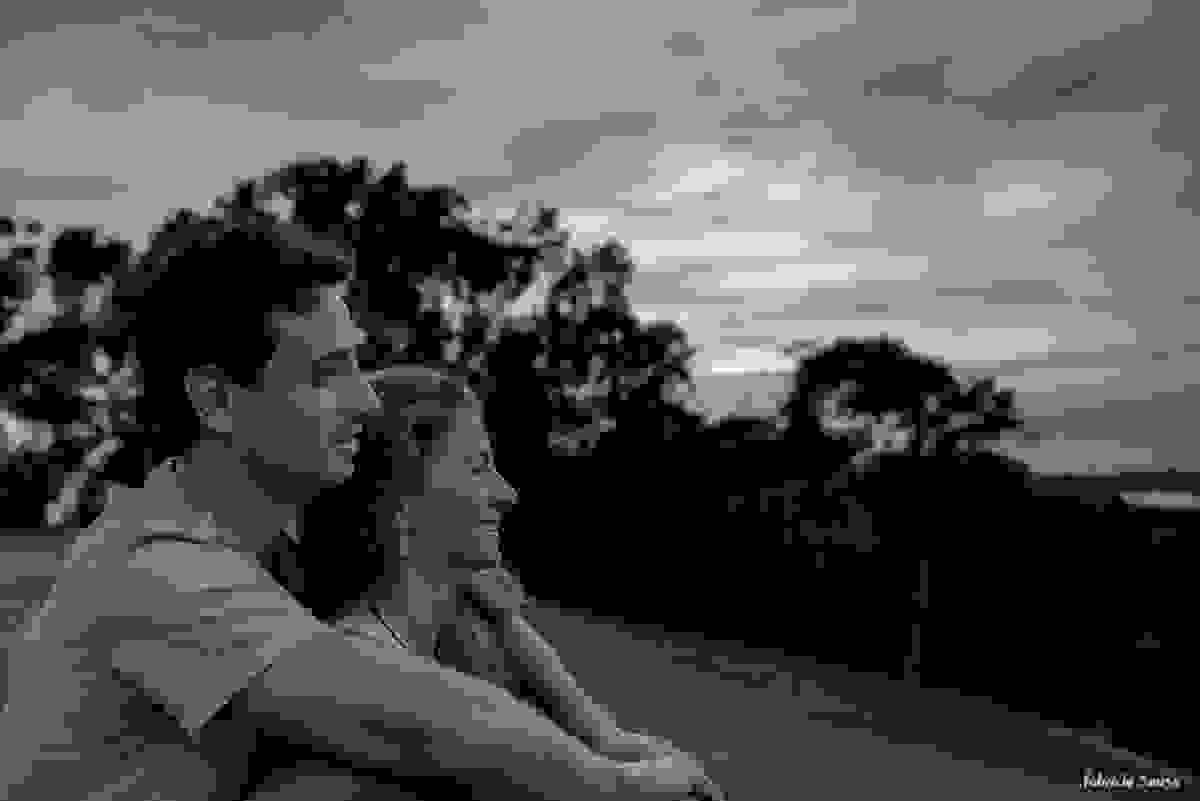 namorados no nascer do sol em ensaio pre-casamento no morro da lagoa - Floripa