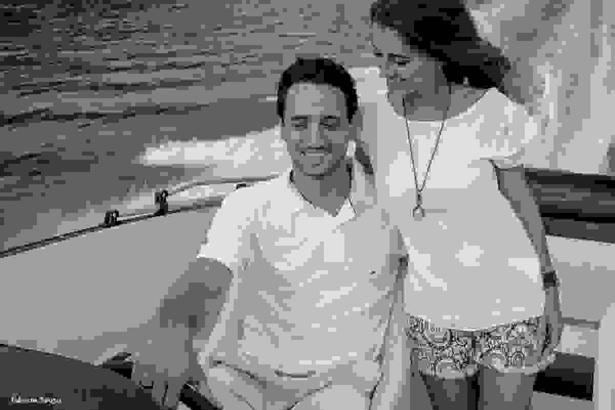passeio de lancha na lagoa com retrato sorridente do casal em ensaio pre-wedding