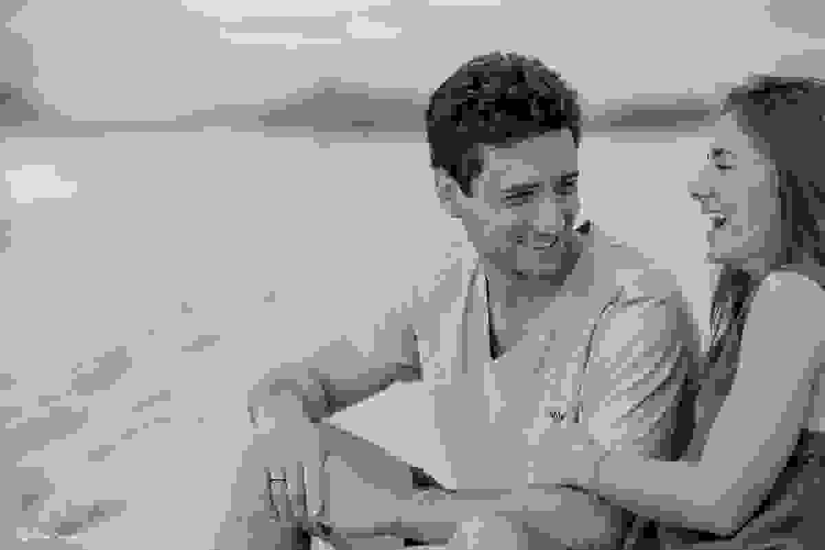 troca de olhares romanticos sentados na areia da praia