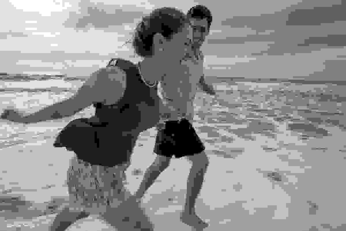 namorados se divertem na beira do mar em Floripa