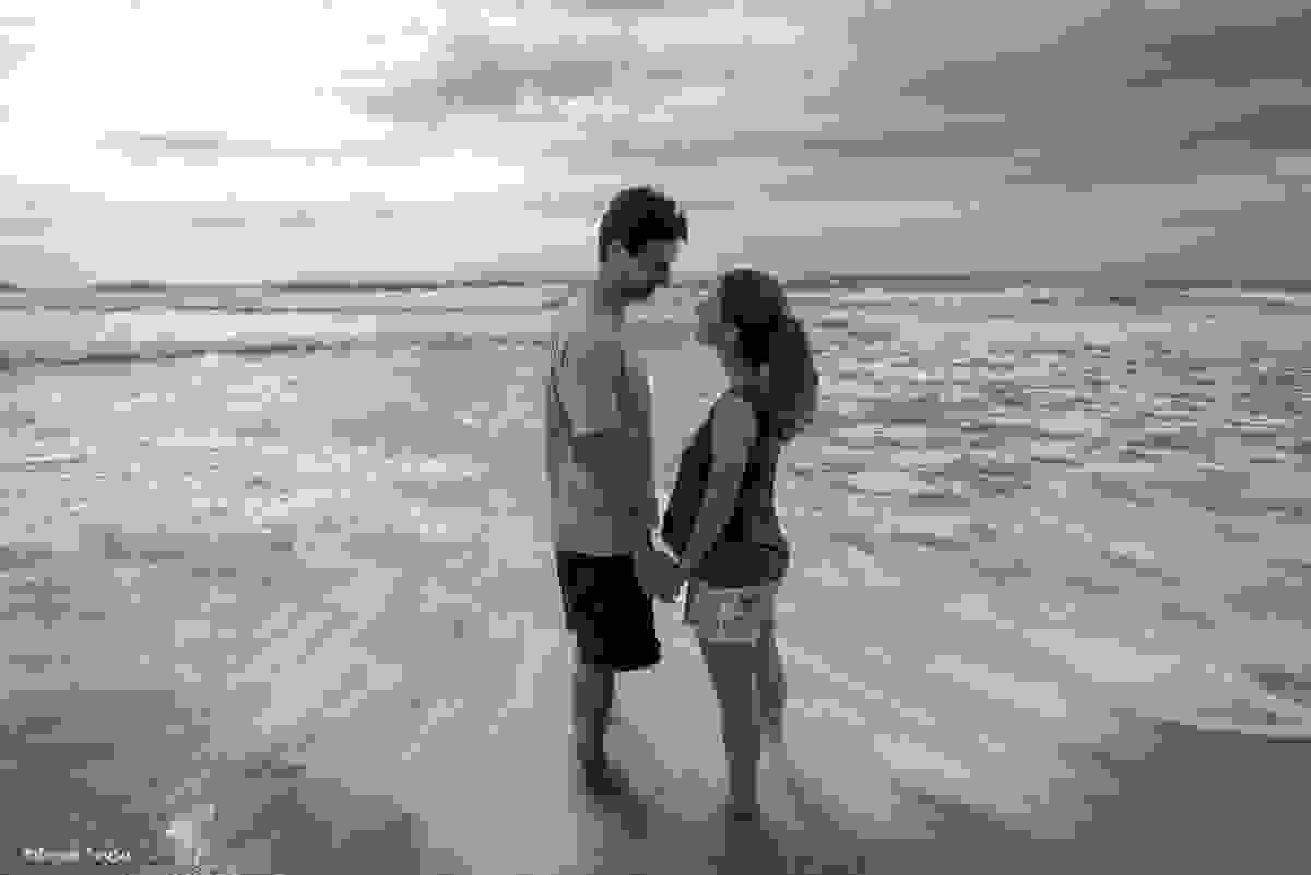 com você tudo pára - troca de olhares e o mar correndo aos pés do casal