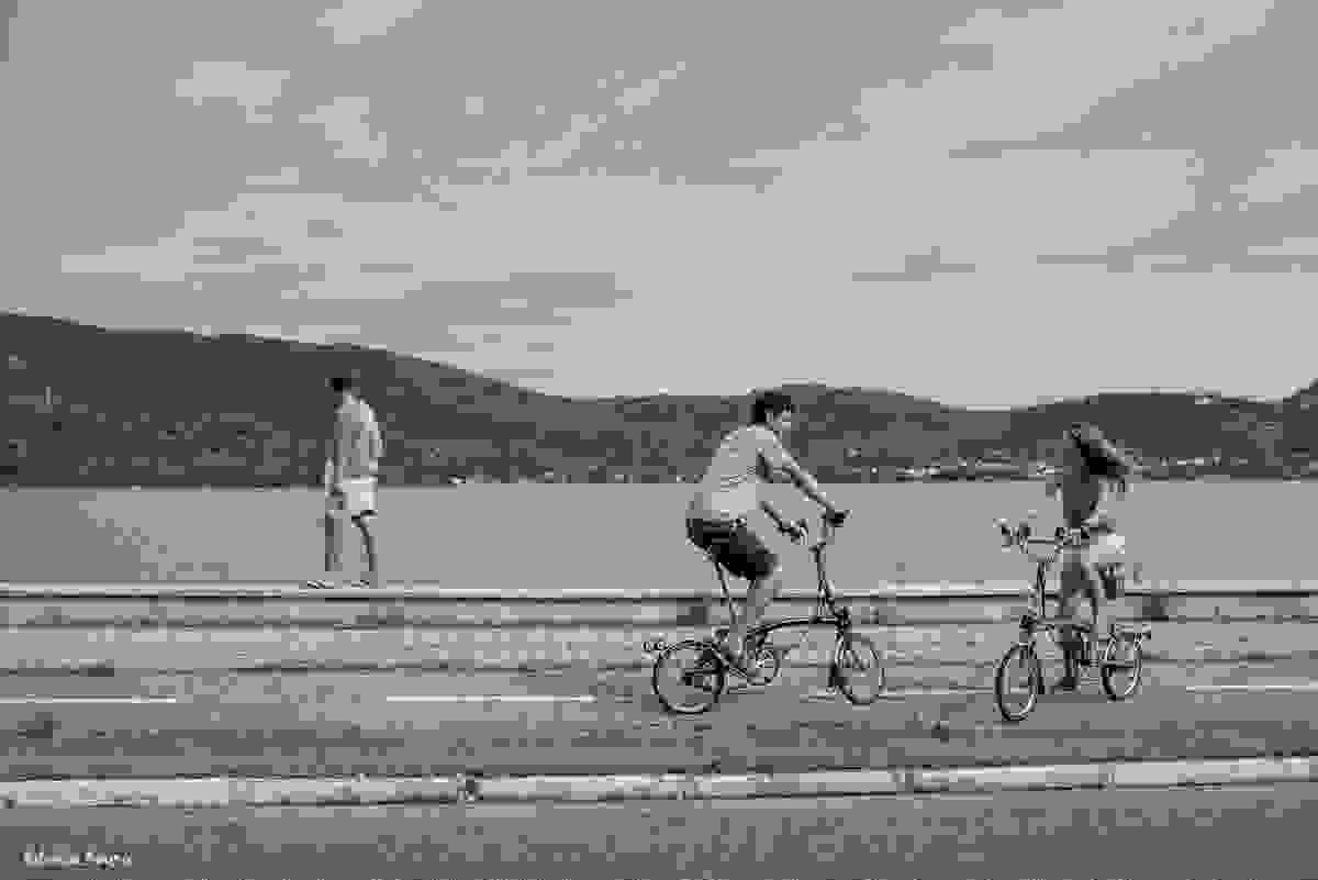 ensaio pre-casamento com bikes dobráveis bromptons em Floripa - pescador na beira da lagoa da conceição