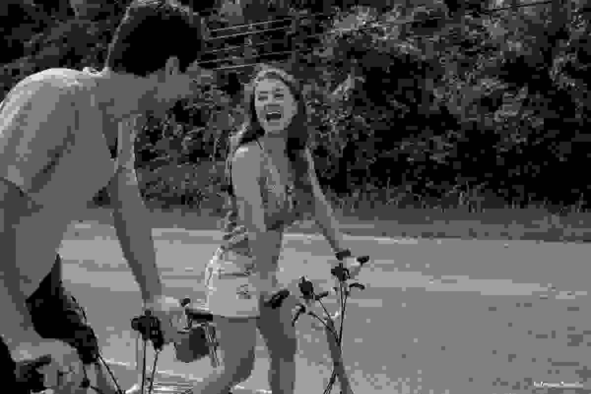 noiva animada andando de bike dobrável