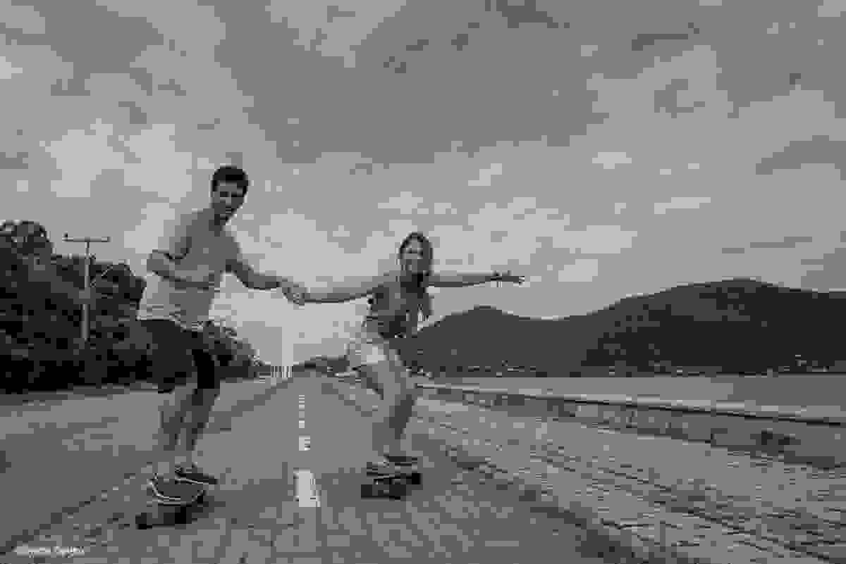 curtição de skate no ensaio pre-casamento de Mariana e Bruno na beira da lagoa