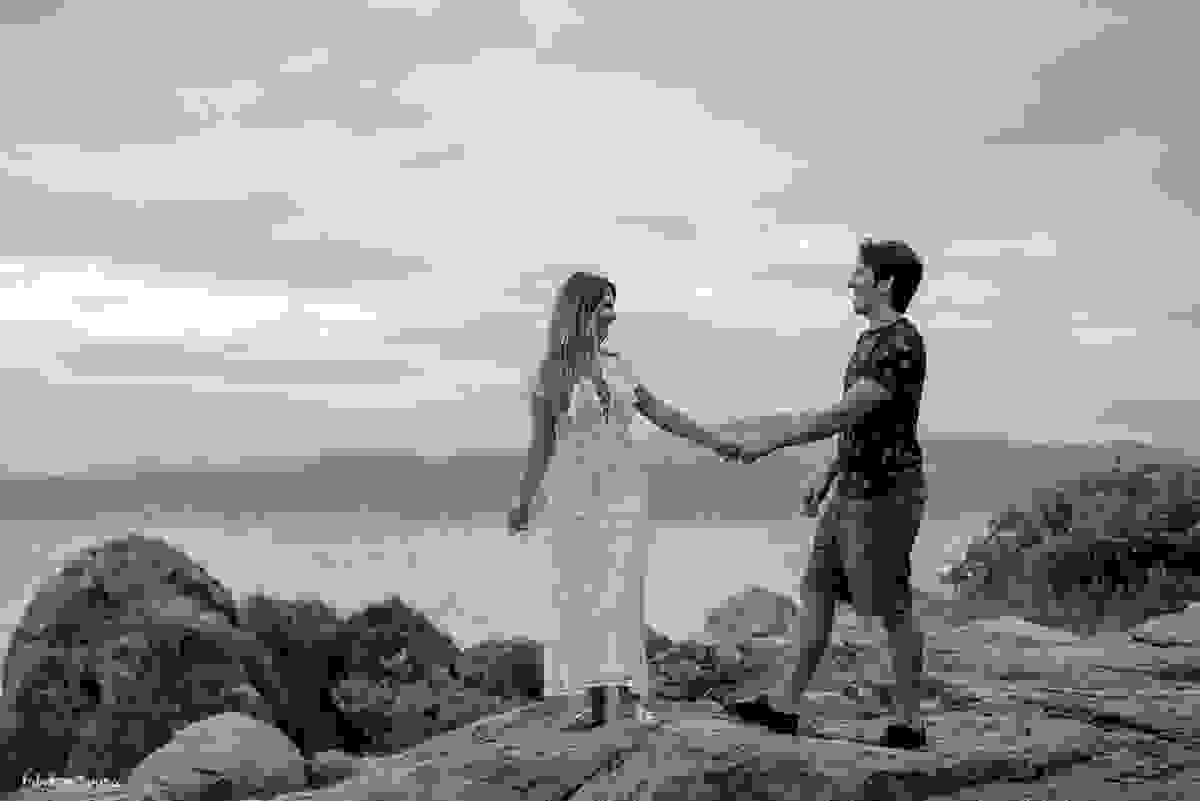 namorados de mãos dadas em ensaio pre-wedding