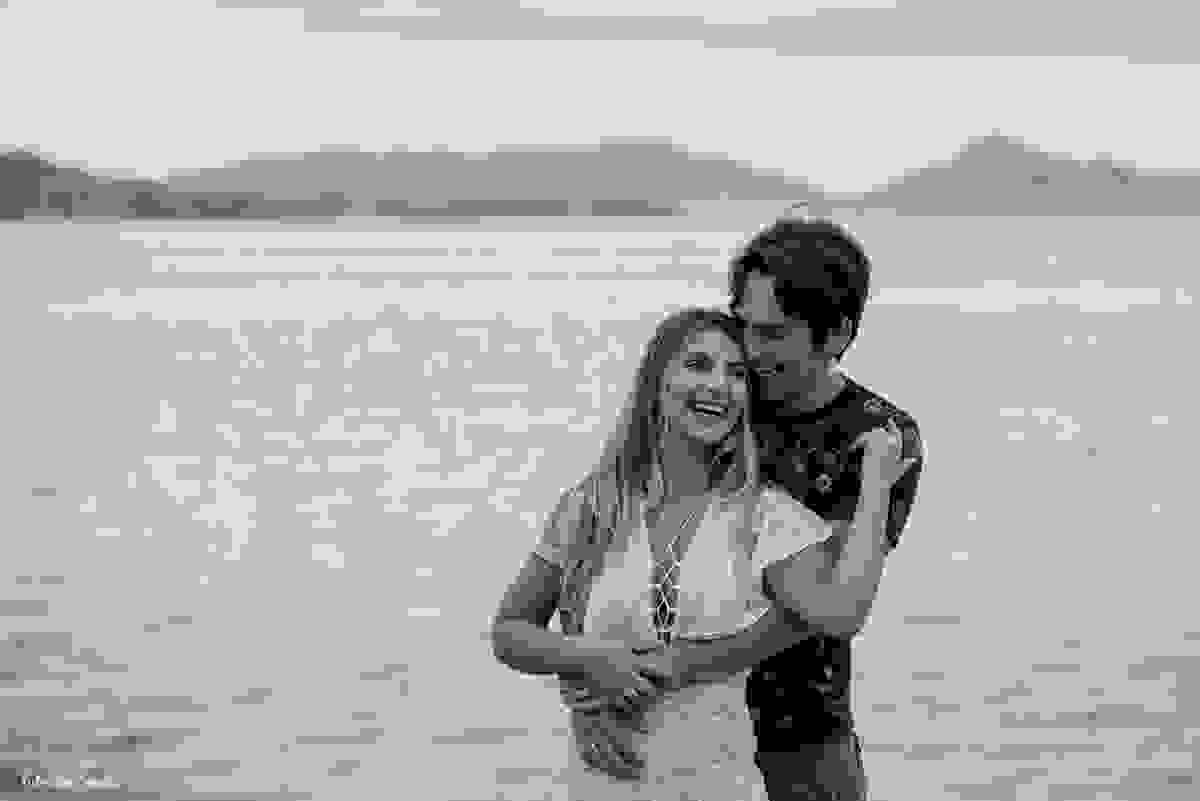 chamego e gargalhada no ensaio fotográfico pre-casamento na ponta do Sambaqui em Florianopolis