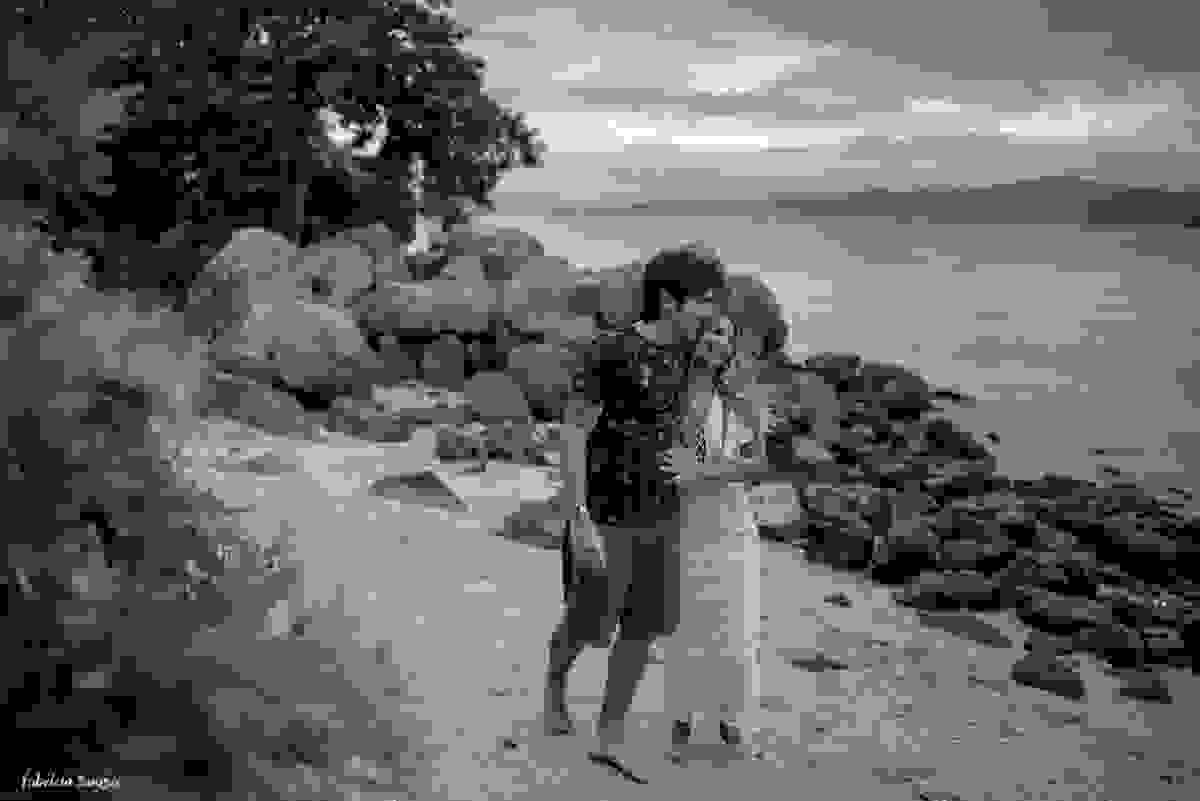 casal caminhando na prainha da ponta do Sambaqui