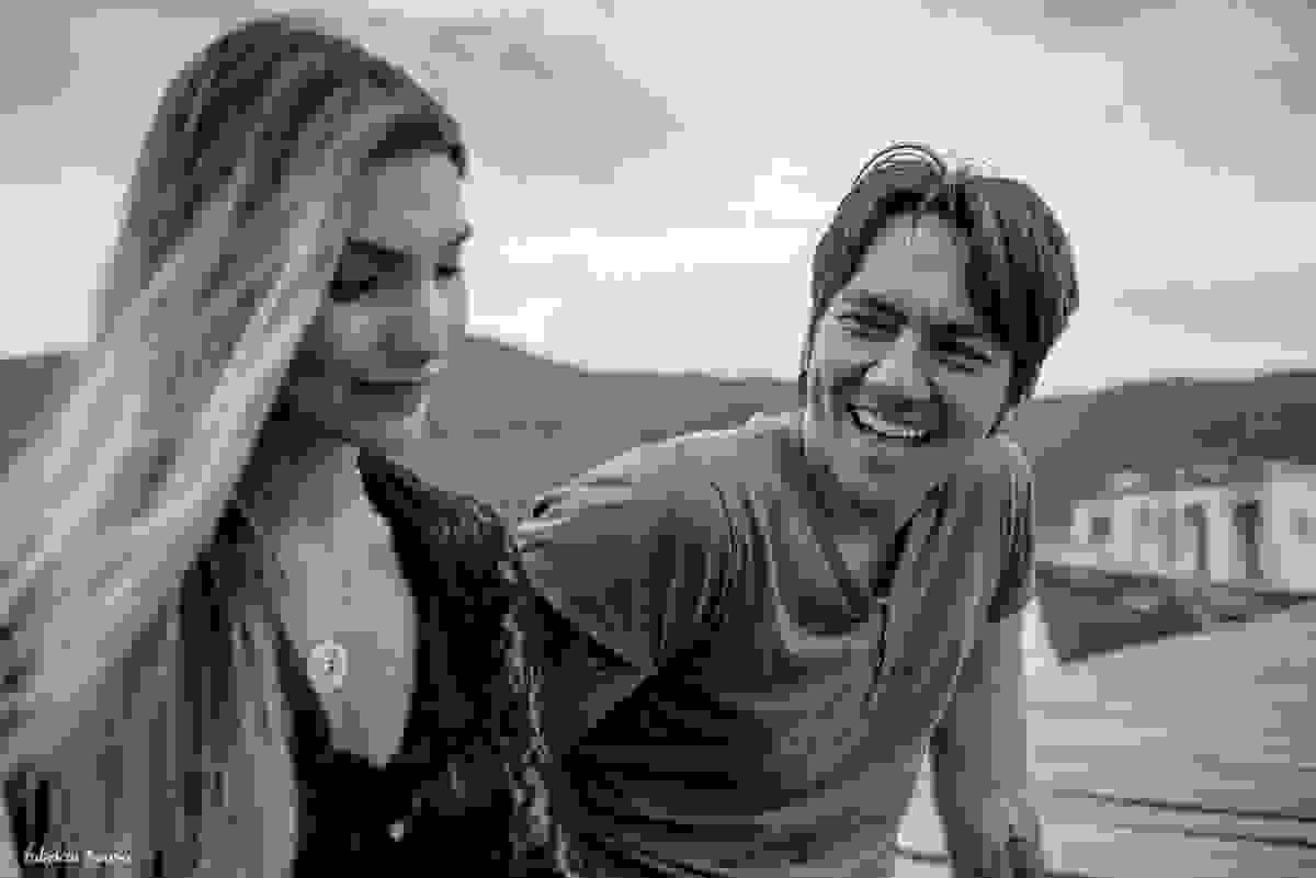 noivo feliz no trapiche na beira da lagoa
