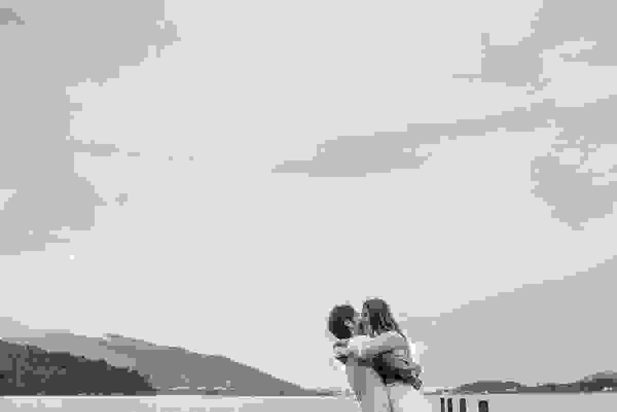 casal rodopiando no trapiche no canto da lagoa da conceição