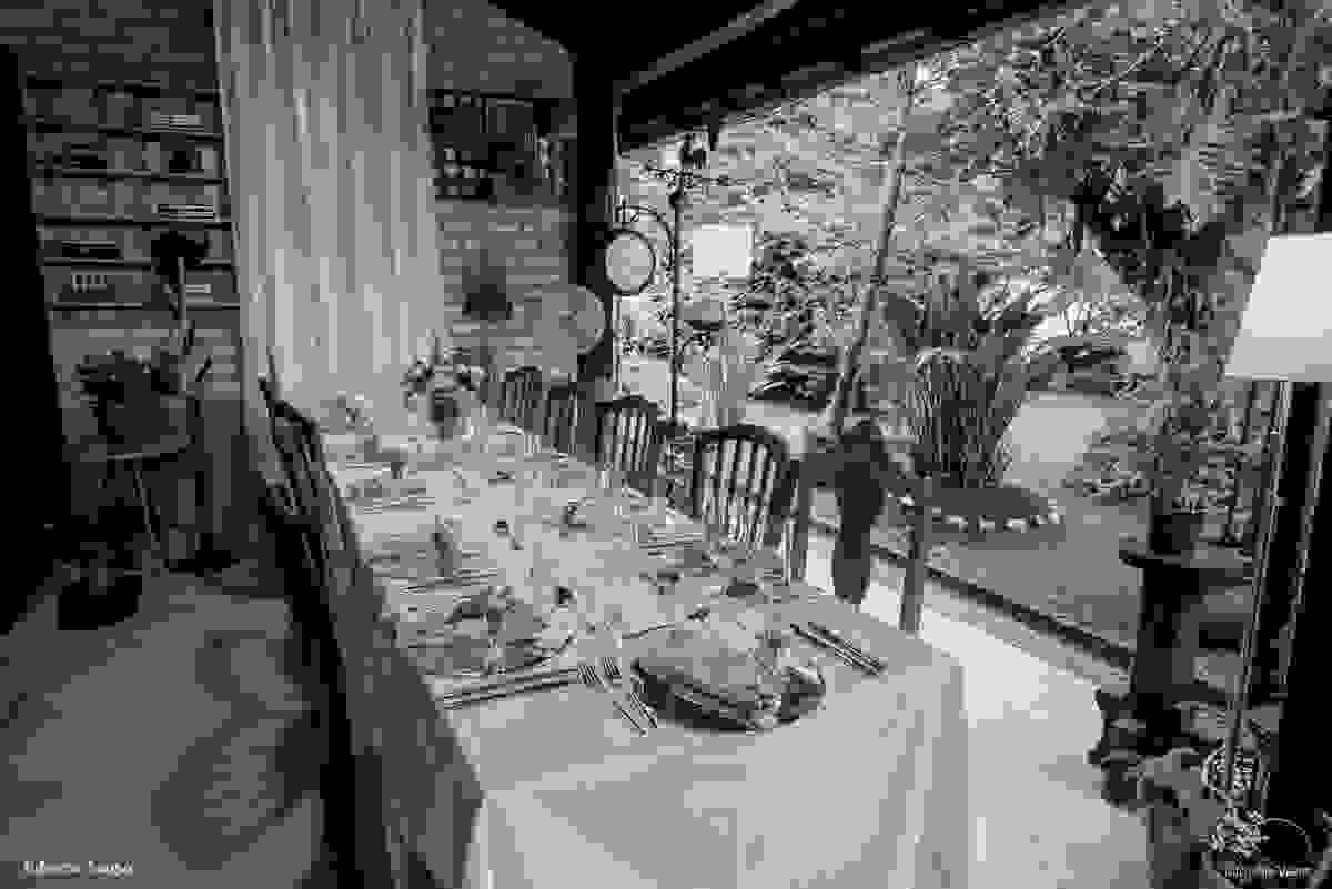mesa muito bem decorada na decoração casa branca eventos no Bistro Bettina Bub - mini-wedding no jardim
