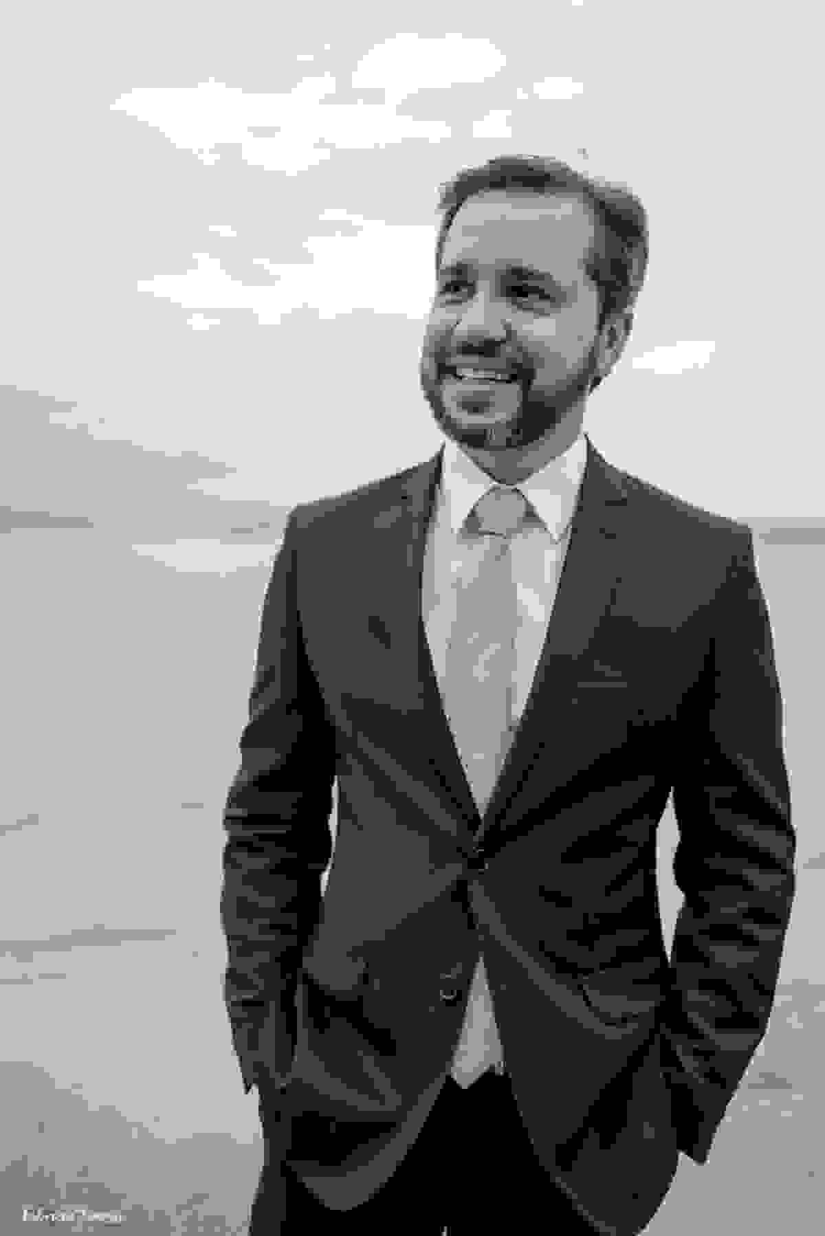 retrato do noivo na praia momentos antes do casamento em Florianópolis - Bistro Bettina Bub
