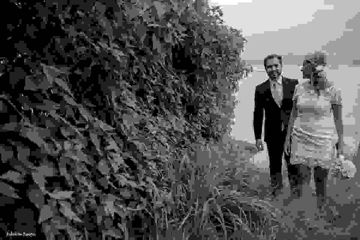 noivos a caminho do altar, antes pararam para fotografar na praia momentos antes do casamento em Florianópolis - Bistro Bettina Bub - Santo Antonio de Lisboa