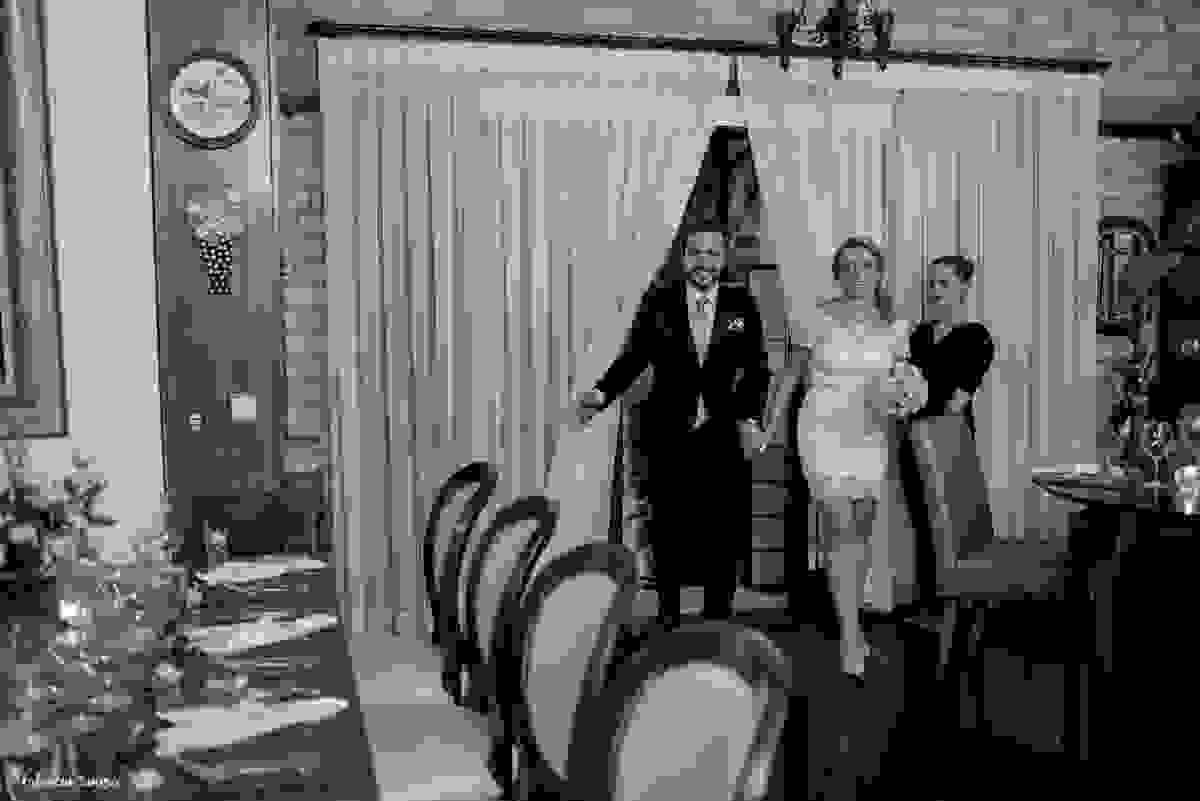 entrada do casal no Bistro Bettina Bub em Floripa - mini-wedding