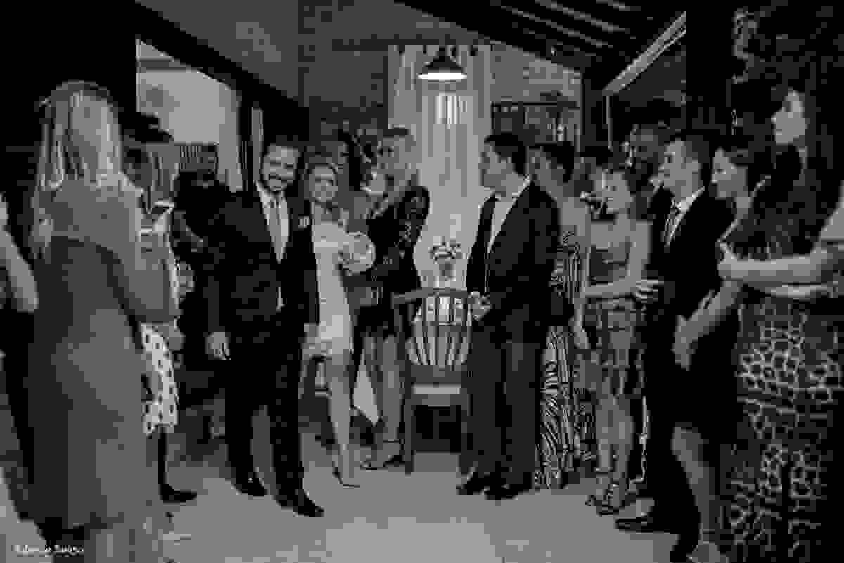 entrada do casal de noivos no seu mini-wedding em meio aos convidados no bistro bettina bub