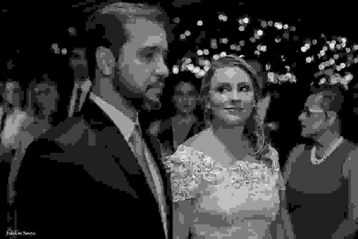 olhar apaixonado da noiva Ciça para seu amado Enio durante celebração de casamento civil no Bistro Bettina Bub