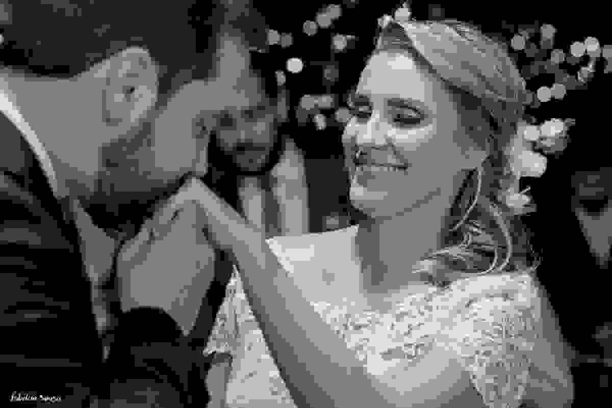 noivo beija a mão da noiva com aliança em seu mini-wedding - casamento na praia