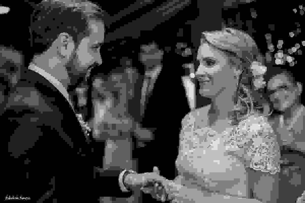 noiva coloca aliança no mini-wedding no Bistro Bettina Bub