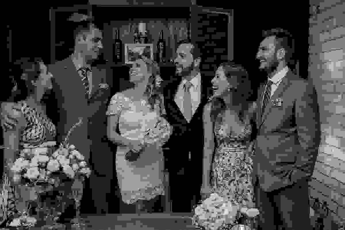 os retratos descontraídos de família no mini-wedding