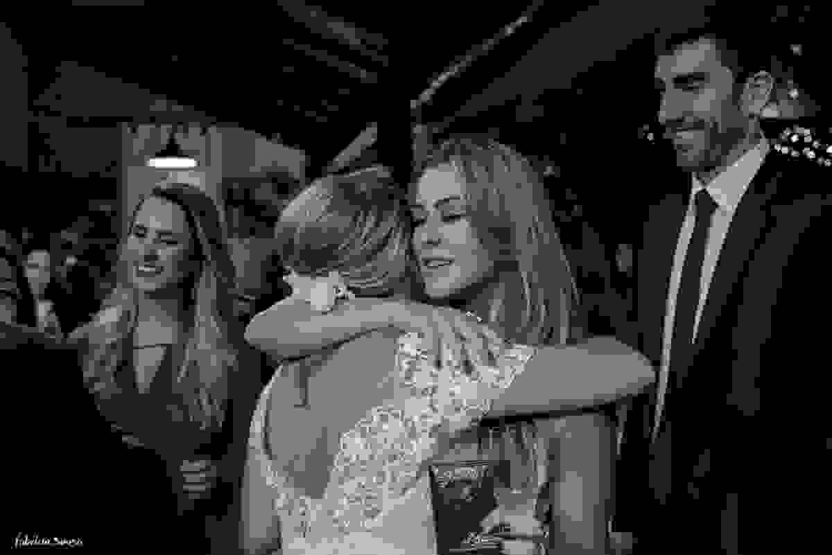abraço da amiga na noiva dando os parabéns pelo casamento - mini-wedding no Bistro Bettina Bub