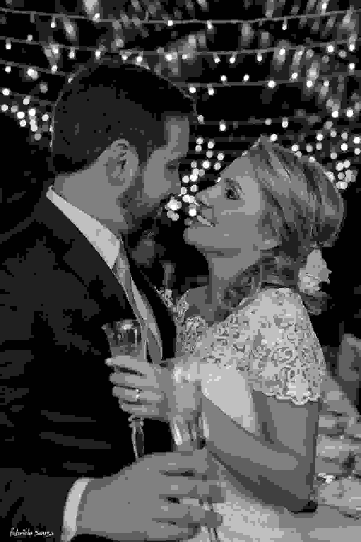 noivos recem casados de olham com fundo de luzinhas na bela decoração da Casa Branca Eventos - Florianópolis