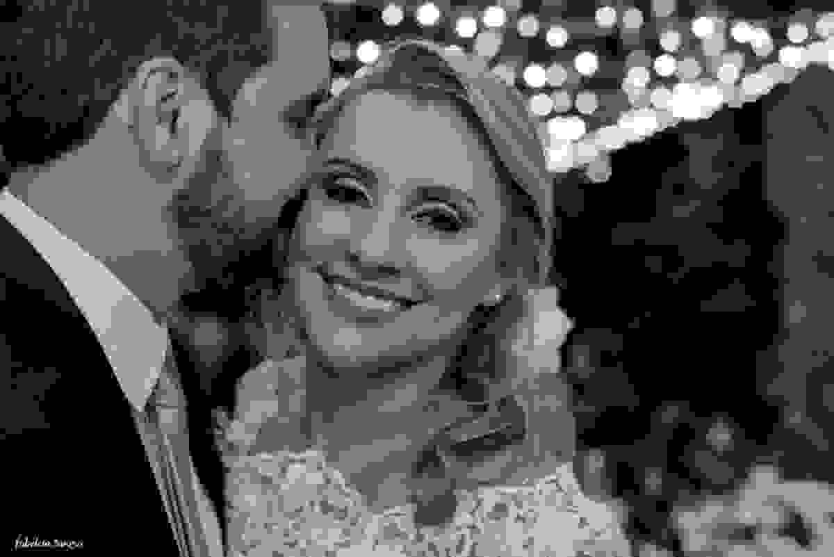 noiva super feliz e sorridente recebe chamego do noivo em mini-wedding em Floripa - Bistro Bettina Bub
