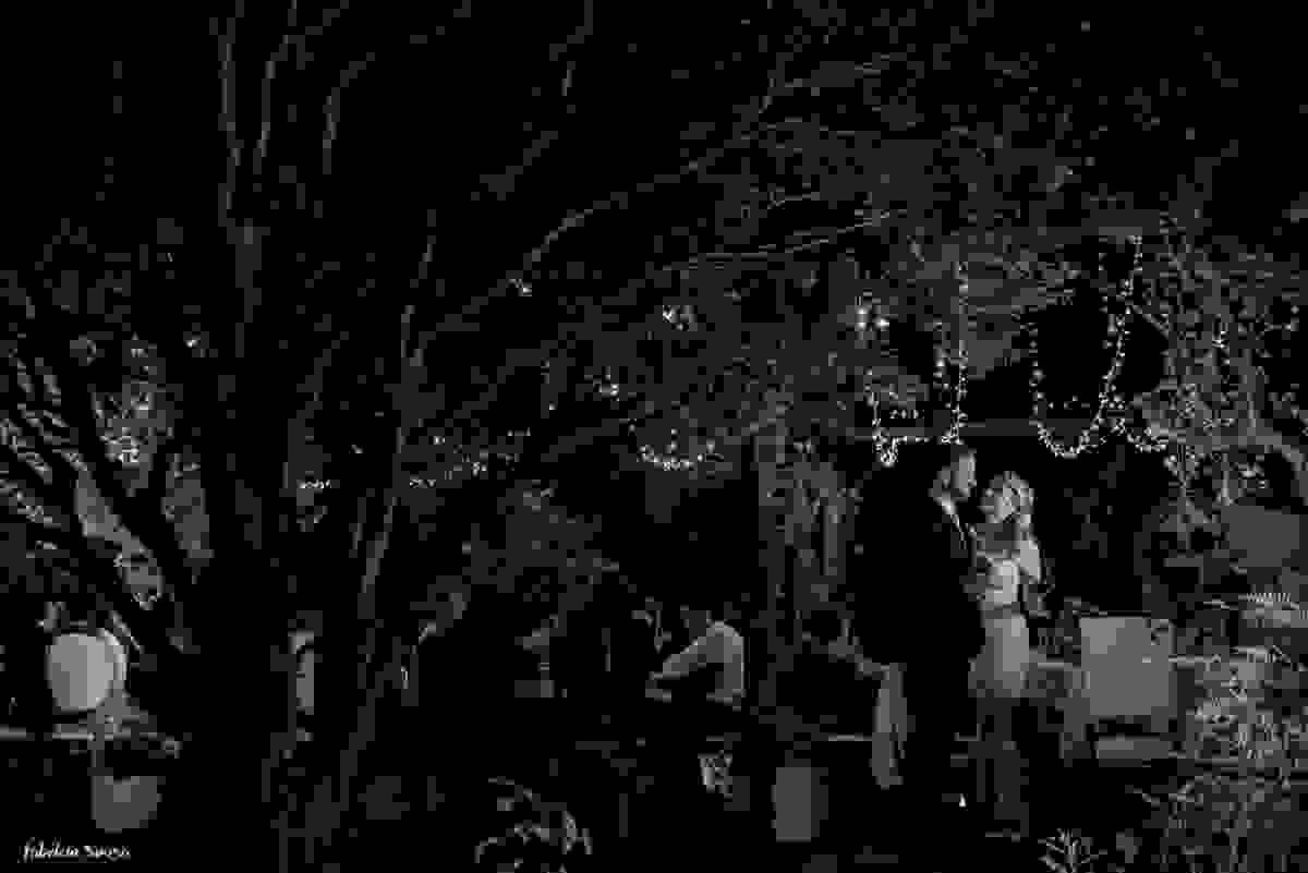 casal bebendo vinho e celebrando a união no casamento intimista no jardim do bistro