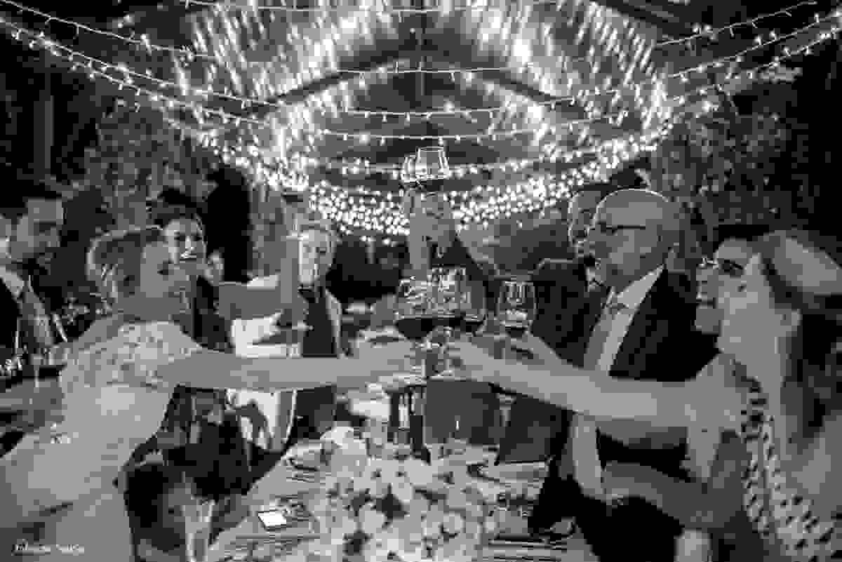 brinde dos noivos com a família durante o mini-wedding