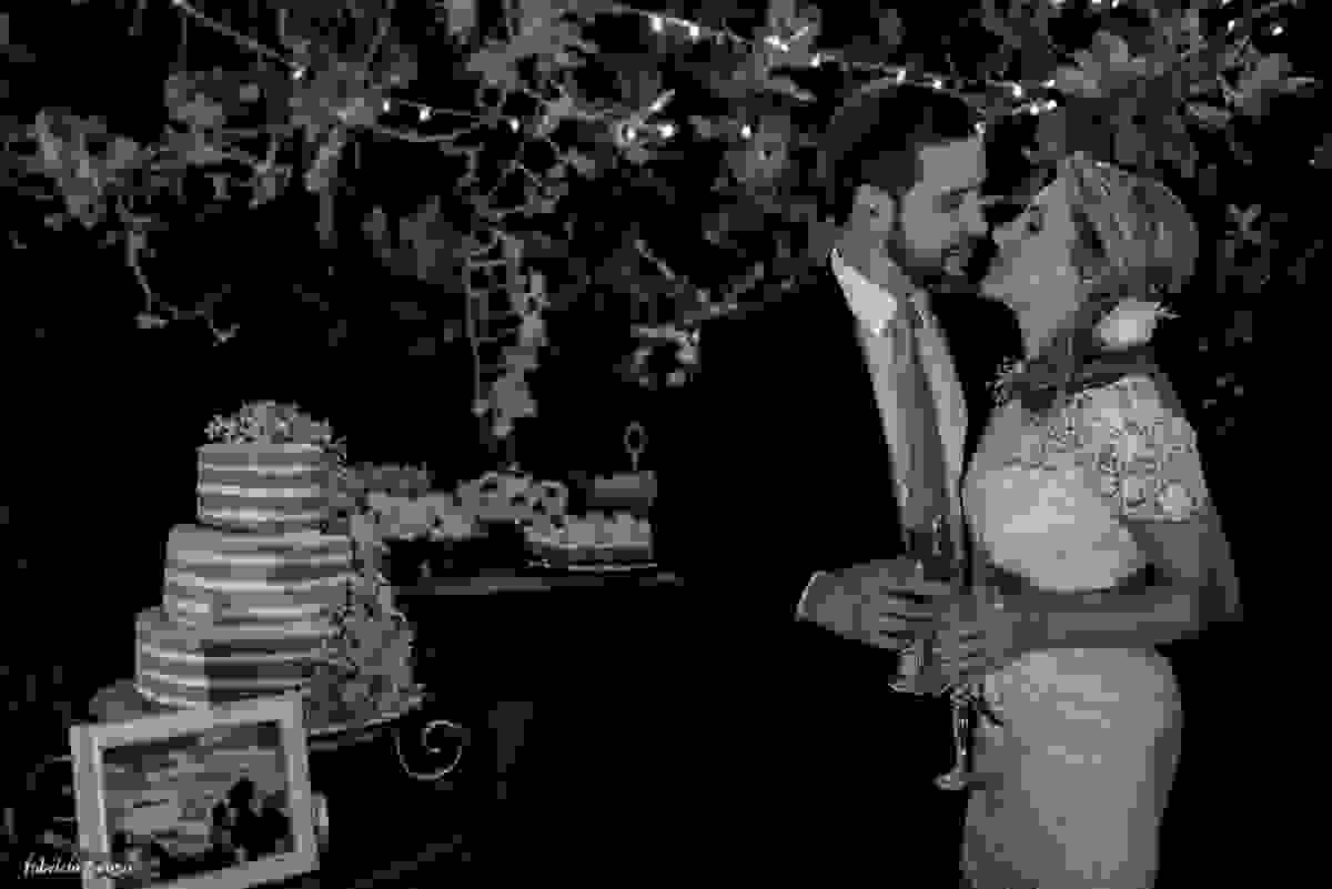 retrato do casal em frente a mesa de doces Bruna Doces com bolo Ana Petryna
