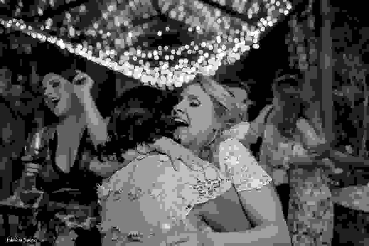 noiva vibra com sogra na pista em seu casamento em Santo Antonio de Lisboa