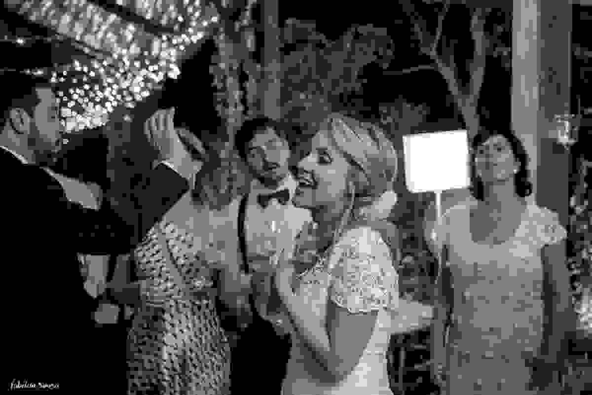 noiva cantando e dançando na pista de dança no Bistro - mini-wedding em Floripa