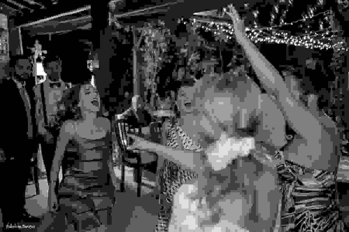 amigas da noiva super animadas cantam e dançam na pista