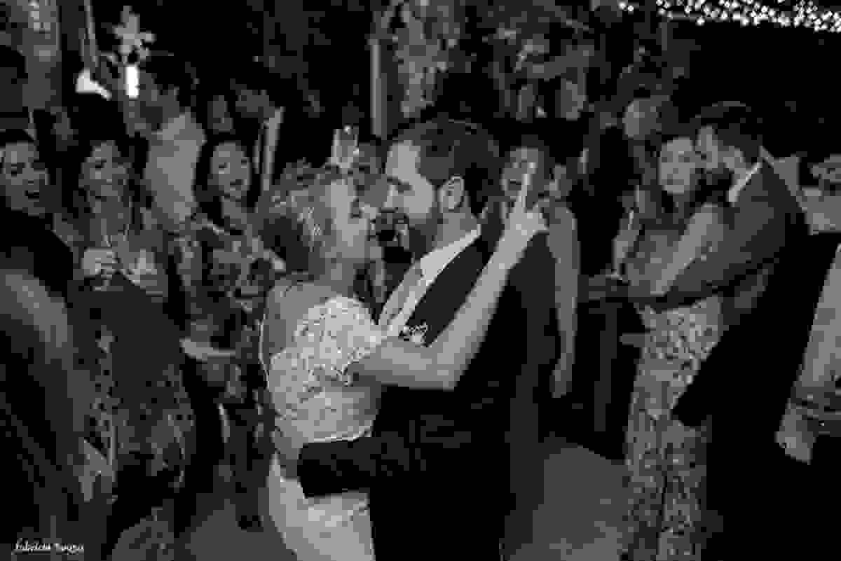 noiva canta e se diverte com seu marido na festa do mini-wedding em Santo Antonio de Lisboa