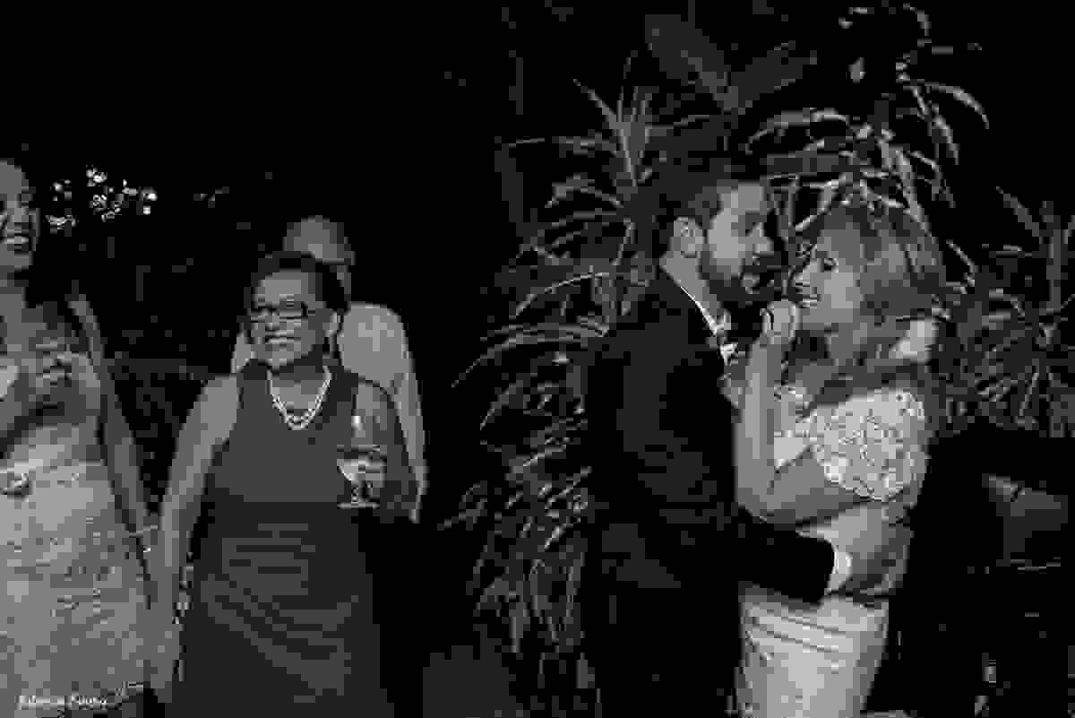 noivos se divertindo e cantando na sua festa de casamento intimista - mini-wedding