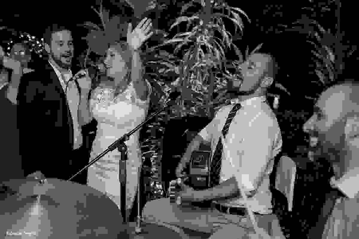 noivos se divertindo e cantando na sua festa de casamento intimista - mini-wedding em Santo Antonio de Lisboa - Bistro Bettina Bub