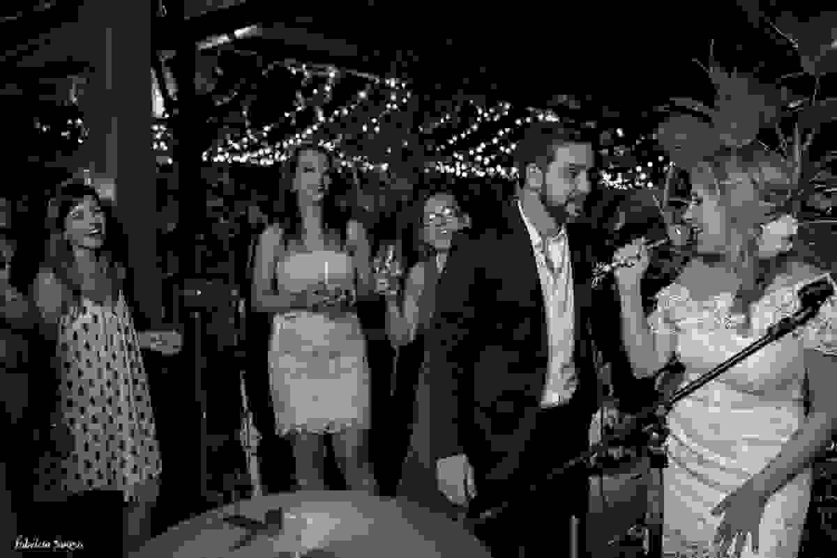 noiva se divertindo e cantando na sua festa de casamento intimista - mini-wedding