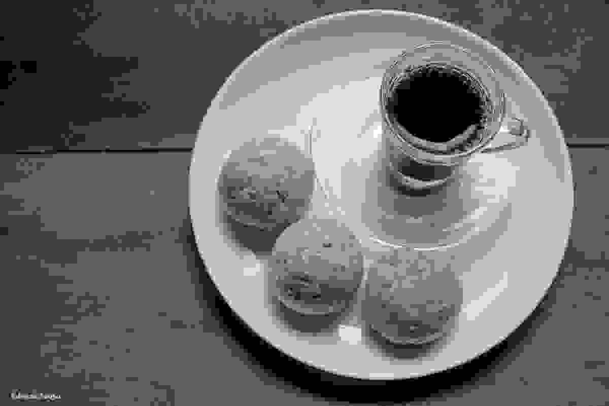 delicioso pão de queijo com café preto passado no restaurante MagraSS
