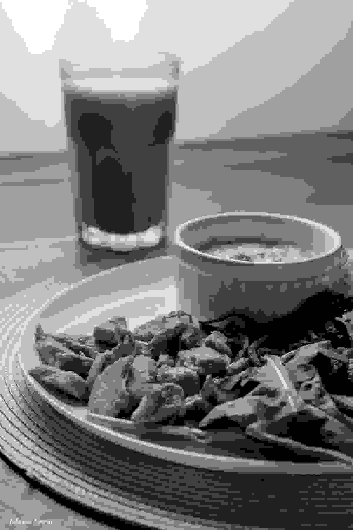 detalhe do prato executivo no almoço com suco de fruta natural