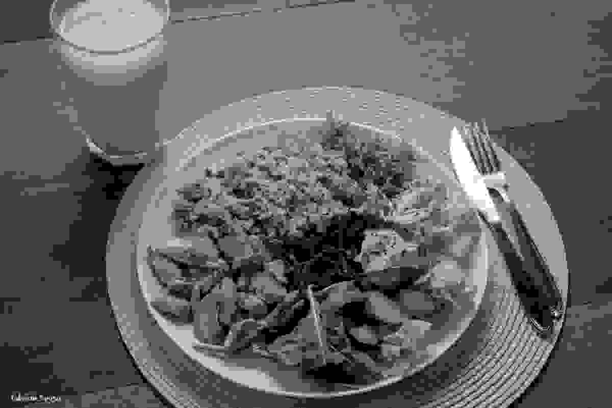 frango com quinoa e salada no almoço executivo do Cafe