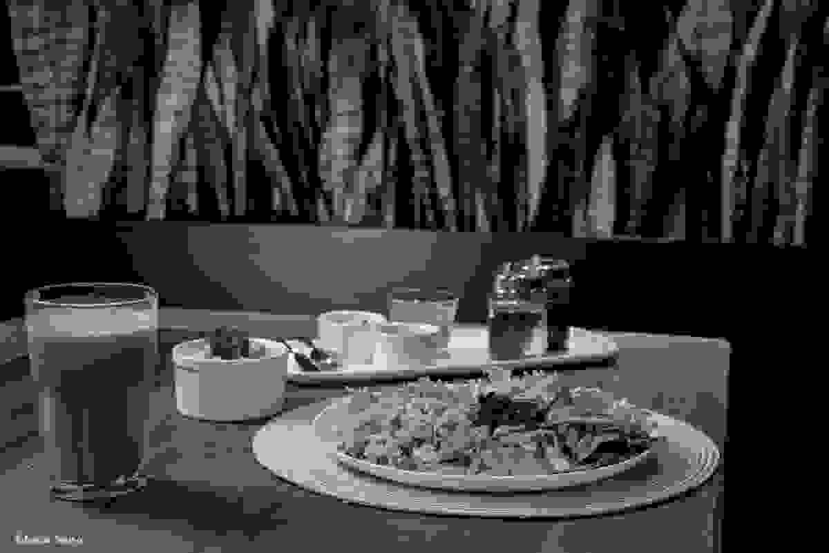 prato e condimentos servidos no restaurante café Magrass - almoço saudável