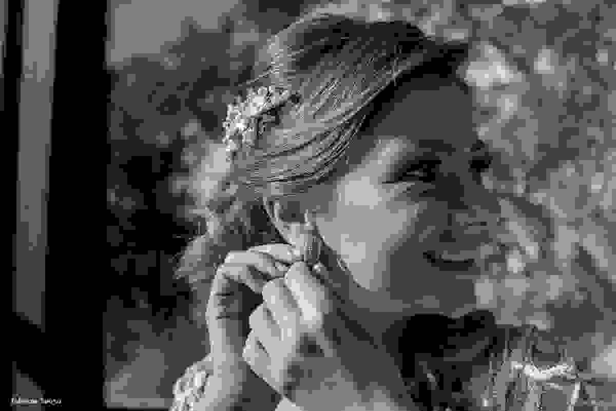 noiva Mariana Dall'Orto Rodrigues colocando brinco no seu making of - acessórios Giseli Donca