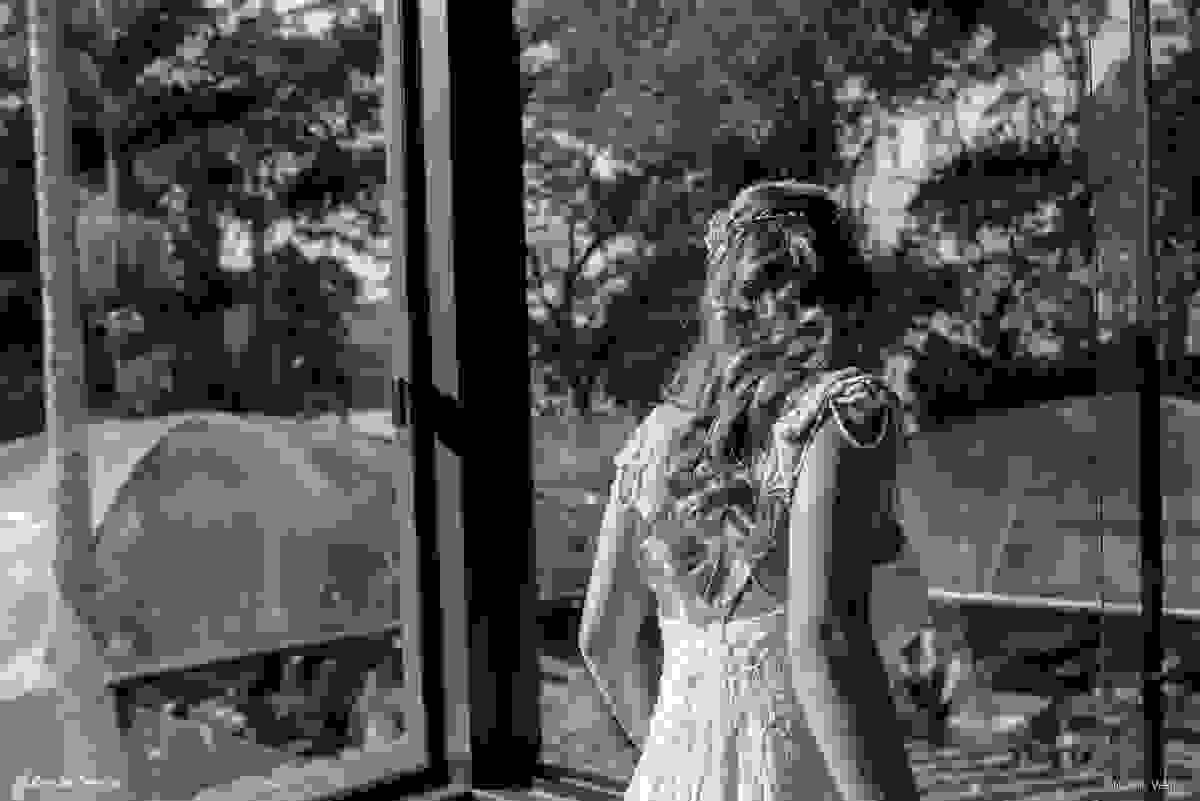 noiva Mariana dá uma espiadinha da janela durante o seu making of - detalhe do vestido Atelieria