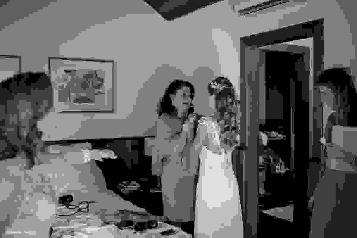 tia emocionada ao encontrar a sobrinha linda vestida de noiva