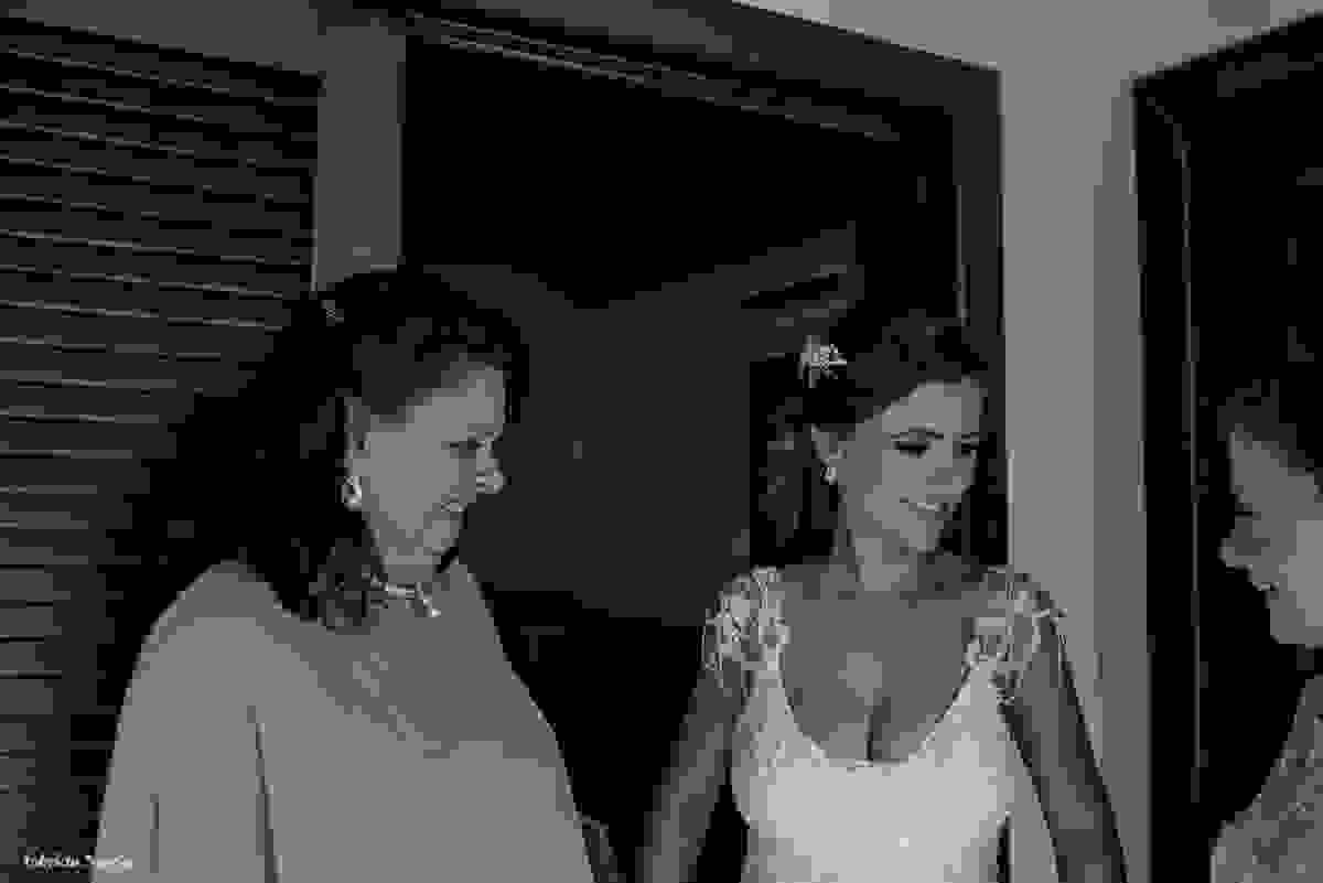 mãe e tia emocionadas com a noiva no making of momentos antes do casamento