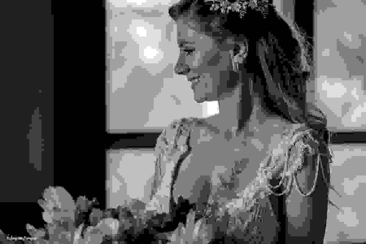 perfil da noiva com lindo bouquet florido - vestido Atelieria acessórios Giseli Donca - Lu Winter Beauty Artist