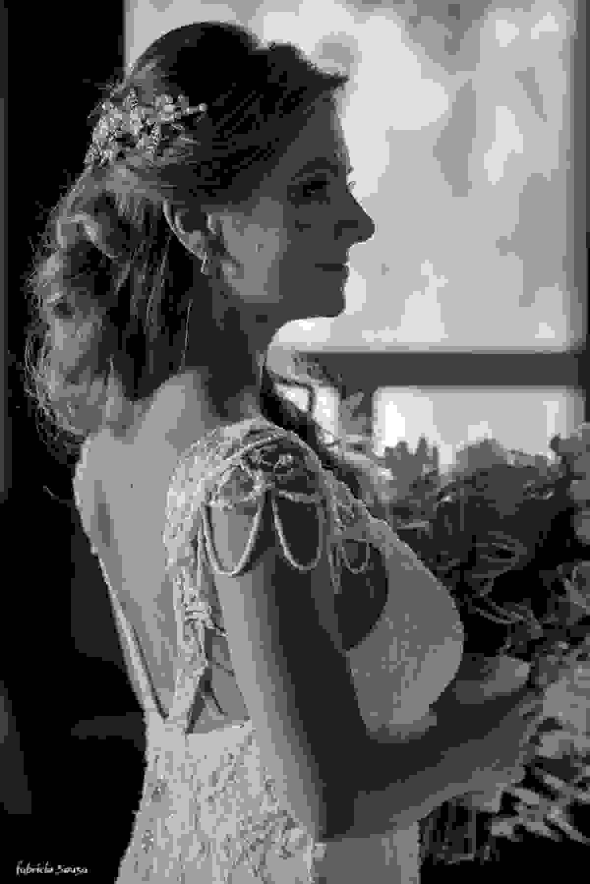 perfil da noiva com lindo bouquet florido - vestido Atelieria acessórios Giseli Donca Luciane Winter makeup