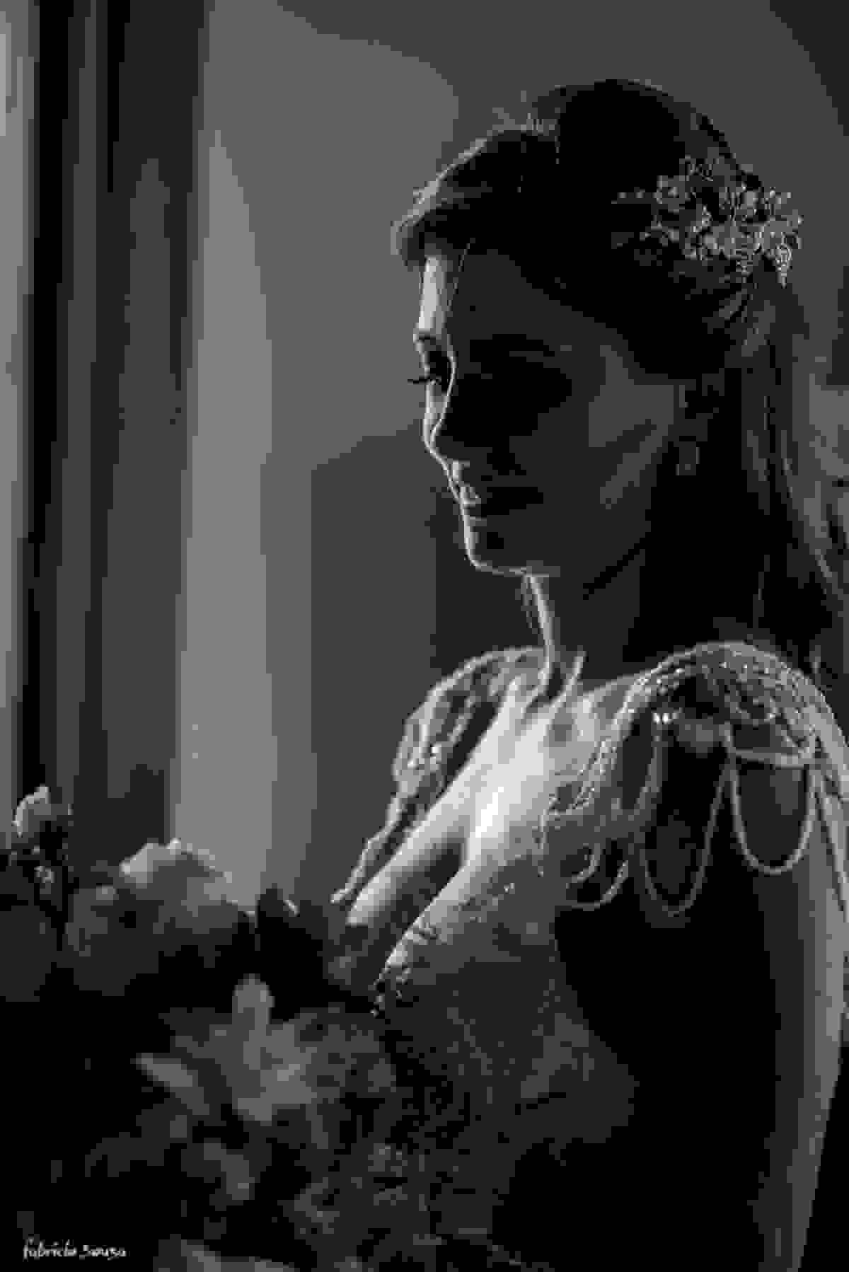 perfil da noiva com lindo bouquet florido - vestido Atelieria