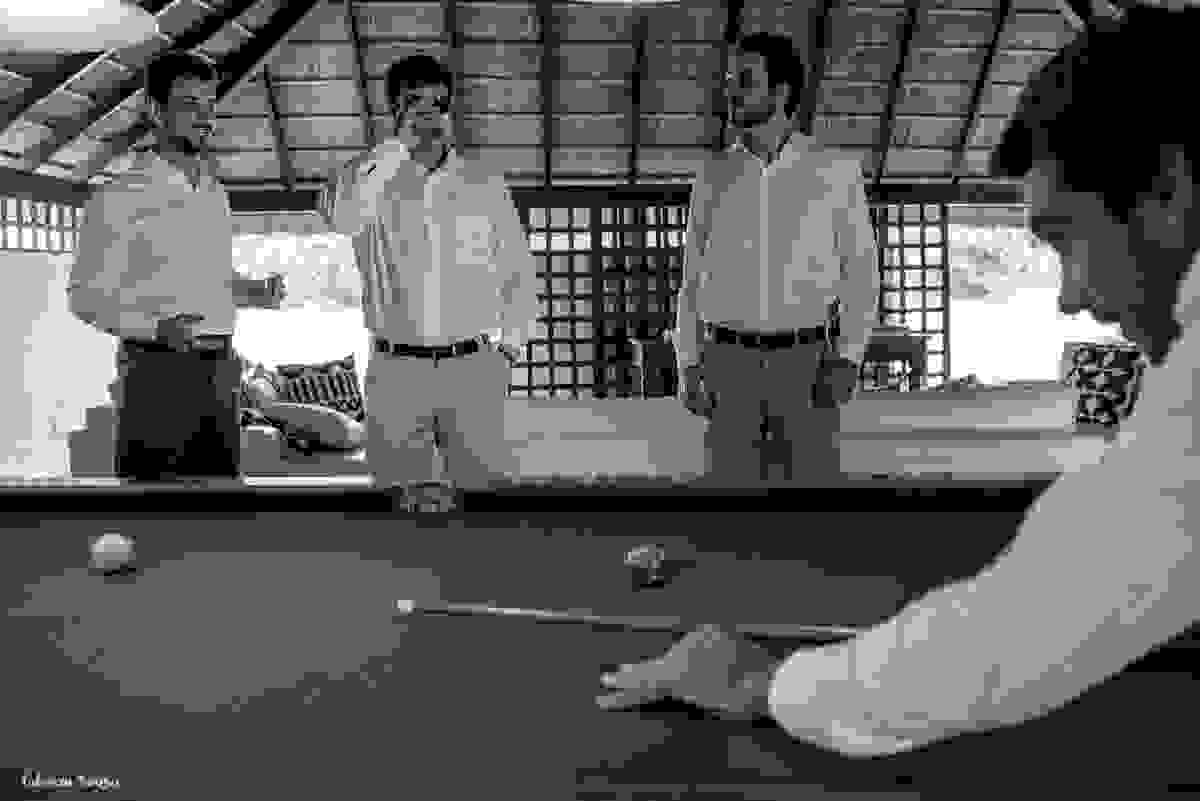 padrinhos do noivo jogando sinuca