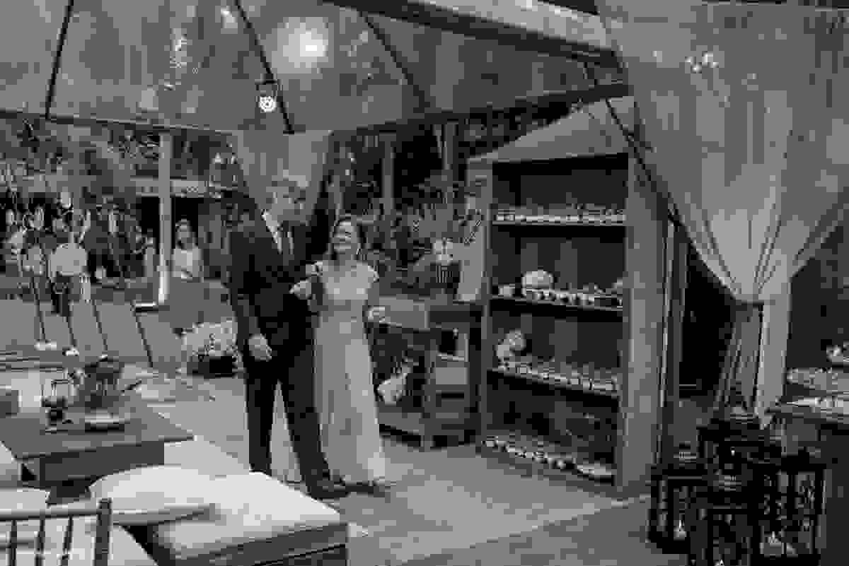 pai do noivo e mãe da noiva na entrada do cortejo - casamento em casa em Floripa