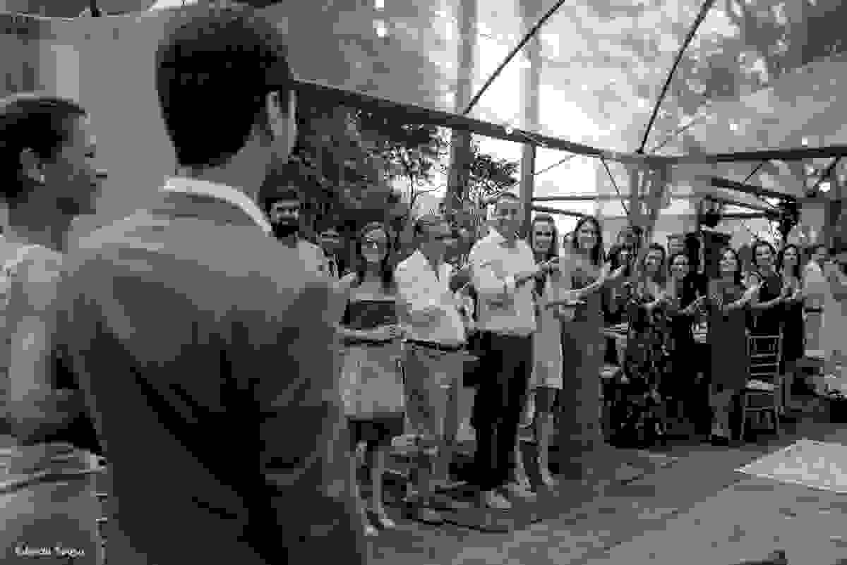 convidados aplaudem noivo e sua mãe na entrada do cortejo do casamento